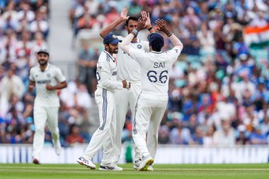 Hindistan 'dan Prasidh Krishna, Ben Duckett' in 5. Rothesay Test Maçı 'nda işten çıkarılması sonrasında takım arkadaşlarıyla kutluyor. 4.