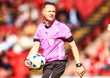 Hakem Ross Joyce Sky Bet Ligi 1 karşılaşmasında Doncaster Rovers Exeter City 'ye karşı Eco-Power Stadyumu, Doncaster, Birleşik Krallık, 2 Ağustos 2025