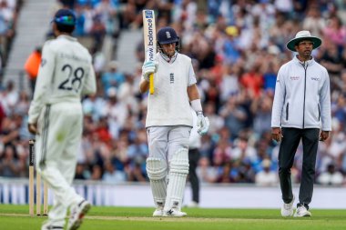 İngiltere 'den Joe Root, 5. Rothesay Test Maçı' nda yarım yüzyılı kutluyor. 4. İngiltere, Hindistan 'a karşı Kia Oval, Londra, İngiltere, 3 Ağustos 2025