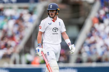 İngiltere 'nin Ollie Pope' u, 4. Rothesay Test Maçı 'nda kovulmasının ardından üzgün görünüyor. 4. İngiltere, 3 Ağustos 2025' te Kia Oval, Londra 'da Hindistan' a karşı.