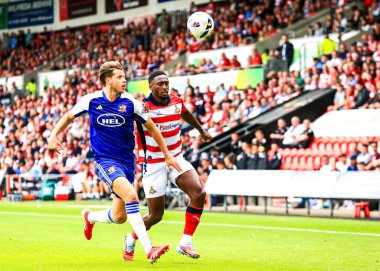 Exeter City 'den Jack Fitzwater ve Doncaster Rovers takımından Brandon Hanlan, 2 Ağustos 2025' te Eco-Power Stadyumu 'nda oynanan Sky Bet 1 karşılaşmasında top için mücadele ettiler.