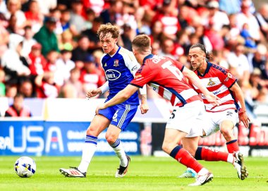 Exeter City 'den Ethan Brierley, Doncaster Rovers' ın Exeter City 'e karşı oynadığı 2 Ağustos 2025' te oynanan Sky Bet 1 karşılaşmasında pas veriyor.