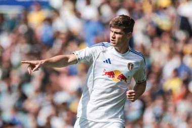 Leeds United 'dan Jaka Bijol, 2 Ağustos 202' de Leeds Road, İngiltere 'de oynanan Leeds United-Villarreal maçında takım talimatlarını verdi.