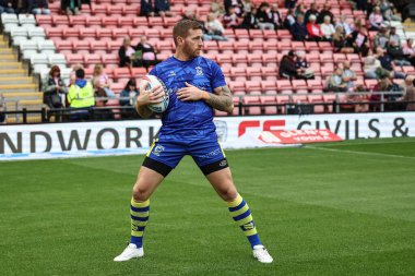 Warrington Wolves 'tan Marc Sneyd maç öncesi ısınma turunda Betfred Süper Lig 20. Leigh Leopards' a karşı Leigh Spor Köyü, Leigh, İngiltere 'de Leigh Wolves maçında,  