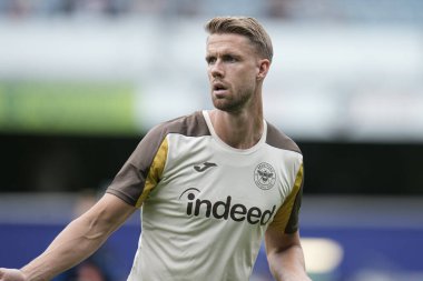 Brentford 'dan Kristoffer Ajer, Queens Park Rangers ile Brentford arasındaki 2 Ağustos 2025' te Londra 'daki Kiyan Prince Foundation Stadyumu' nda oynanan hazırlık maçı öncesinde ısınıyor.