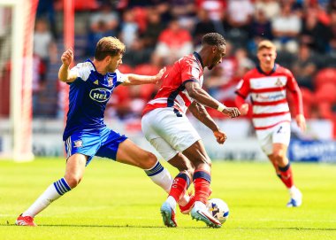 Doncaster Rovers 'dan Brandon Hanlan, Exeter City' den Jack Fitzwater ile oynadığı Sky Bet 1 karşılaşmasında Doncaster Rovers Exeter City ile Eco-Power Stadyumu, Doncaster, Birleşik Krallık, 2 Ağustos 2025