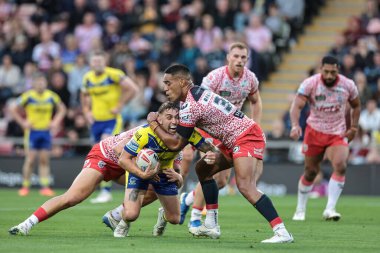 Warrington Wolves 'dan Sam Powell, Leigh Leopards' dan Joe Ofahengaue tarafından Leigh Leopards 'ın Leigh Spor Köyü Leigh, İngiltere' de düzenlenen 20. Leigh Leopards - Warrington Wolves maçında ensesine geçirildi.,  