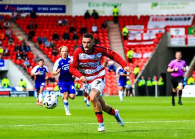 Doncaster Rovers takımından Luke Molyneux, İngiltere 'nin Doncaster kentindeki Eco-Power Stadyumu' nda oynanan Sky Bet 1 karşılaşmasında sahada. 