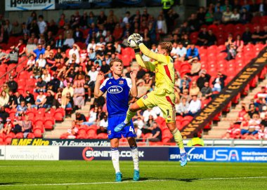 Joe Whitworth Exeter City kalecisi, 2 Ağustos 2025 'te İngiltere' nin Doncaster şehrinde oynanan Sky Bet 1 maçında Doncaster Rovers - Exeter City maçında topu yakaladı.