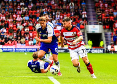 Doncaster Rovers takımından Glenn Middleton, 2 Ağustos 2025 'te İngiltere' nin Doncaster şehrindeki Eco-Power Stadyumu 'nda oynanan Sky Bet 1 karşılaşmasında sahada.