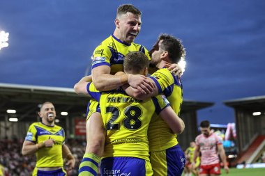 Warrington Wolves 'tan Jake Thewlis Betfred Süper Lig 20. Leigh Leopards' a karşı Leigh Spor Köyü, Leigh, İngiltere 'deki Leigh Wolves maçında takım arkadaşlarıyla denemesini kutluyor.,  
