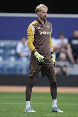 Brentford 'lu Caoimhn Kelleher, Queens Park Rangers ile Brentford arasındaki 2 Ağustos 2025' te Londra 'daki Kiyan Prince Foundation Stadyumu' nda oynanan karşılaşma öncesinde