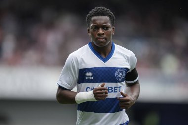 Queens Park Rangers 'tan Karamoko Dembl Queens Park Rangers' a karşı Brentford 'un 2 Ağustos 2025' te Londra 'daki Kiyan Prince Foundation Stadyumu' nda oynanan karşılaşmasında