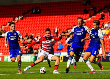 Doncaster Rovers takımından Luke Molyneux, 2 Ağustos 2025 'te İngiltere' nin Doncaster kentinde oynanan Sky Bet 1 karşılaşmasında gol atma şansı yakaladı.