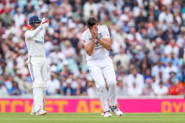 İngiltere 'nin Josh Dili, 2 Ağustos 2025' te İngiltere 'nin Hindistan' a karşı oynadığı 5. Rothesay Test Maçı 'nda tepki gösterdi.