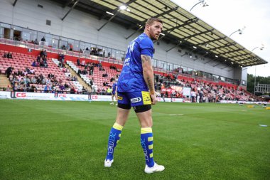 Warrington Wolves 'tan Marc Sneyd maç öncesi ısınma turunda Betfred Süper Lig 20. Leigh Leopards' a karşı Leigh Spor Köyü, Leigh, İngiltere 'de Leigh Wolves maçında, 