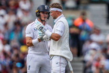 İngiltere 'den Joe Root, 4. Rothesay Test Maçı' nda 1. Yüzyılı kutluyor. İngiltere, 3 Ağustos 2025 'te Kia Oval, Londra' da Hindistan 'a karşı.