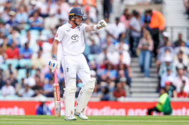 İngiltere 'den Ollie Pope, 4. Rothesay Test Maçı' nda takım talimatlarını veriyor. 4. İngiltere, 3 Ağustos 2025 'te Kia Oval, Londra' da Hindistan 'a karşı.