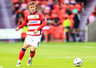 Doncaster Rovers takımının oyuncusu George Broadbent, Doncaster Rovers 'a karşı Exeter City maçında 2 Ağustos 2025' te Eco-Power Stadyumu, Doncaster 'da maç yaptı.