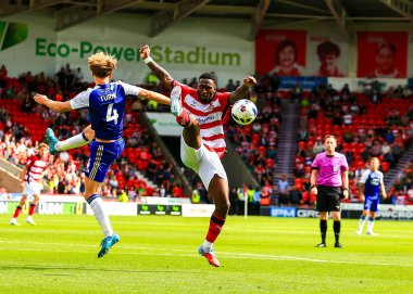 Doncaster Rovers takımından Brandon Hanlan, 2 Ağustos 2025 'te İngiltere' nin Doncaster şehrindeki Eco-Power Stadyumu 'nda oynanan Sky Bet 1 karşılaşmasında engellendi.