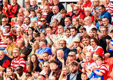 Doncaster Rovers taraftarları, Doncaster Rovers 'a karşı Exeter City maçında Doncaster Stadyumu, Doncaster, 2 Ağustos 2025