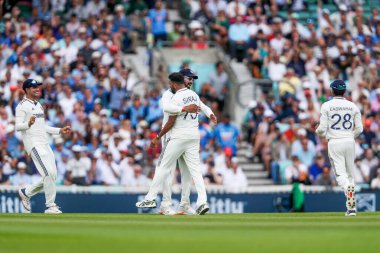 Hindistan 'dan Muhammed Siraj, 5. Rothesay Test Maçı' nda İngiltere 'nin 4. Hindistan' a karşı Kia Oval, Londra, İngiltere 'de 3 Ağustos 2025' te oynanan karşılaşma sırasında İngiltere 'nin Ollie Pope' unun görevden alınmasını takım arkadaşlarıyla kutluyor.