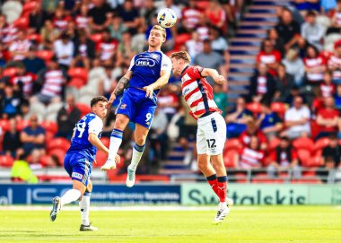 Exeter City 'den Jayden Wareham, 2 Ağustos 2025' te Eco-Power Stadyumu, Doncaster Exeter City 'de oynanan Sky Bet 1 karşılaşmasında yüksek topu kazanmak için sıçradı.