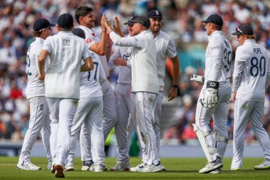 İngiltere 'nin Josh Dili, 5. Rothesay Test Maçı sırasında Hindistan' ın 2 Ağustos 202 'de Kia Oval, Londra' da Hindistan 'a karşı oynadığı maçta Hintli Ravindra Jadeja' nın görevden alınmasını takım arkadaşlarıyla kutluyor.