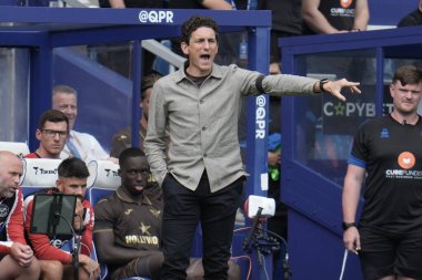 Keith Andrews, 2 Ağustos 2025 'te Londra' daki Kiyan Prince Foundation Stadyumu 'nda Queens Park Rangers Brentford' a karşı oynanan sezon öncesi dostluk maçında Brentford 'un teknik direktörü.