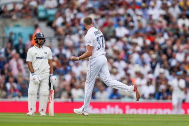 İngiliz Gus Atkinson, 5. Rothesay Test Maçı 'nda Hindistan' ın Hindistan 'a karşı 3. Kia Oval, Londra, İngiltere 2 Ağustos 2025 tarihinde Hindistan' daki Karun Nair 'in görevden alınmasını kutluyor.