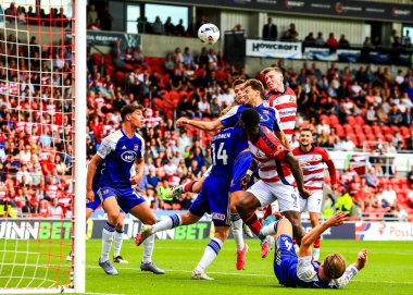 Doncaster Rovers takımından Harry Clifton, 2 Ağustos 2025 'te Eco-Power Stadyumu' nda oynanan ve Doncaster Rovers 'ın Exeter City' ye karşı oynadığı Sky Bet 1 maçında kaleye doğru ilerliyor.