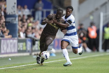 Sezon öncesi hazırlık maçı sırasında Queens Park Rangers, Brentford 'a karşı Kiyan Prince Vakfı Stadyumu, Londra, 2 Ağustos 2025