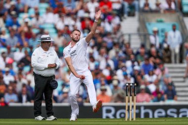 İngiltere 'den Gus Atkinson 5. Rothesay Test Maçı' nda 3. İngiltere Hindistan 'a karşı 2 Ağustos 2025' te Londra, Kia Oval 'da bovling oynuyor.