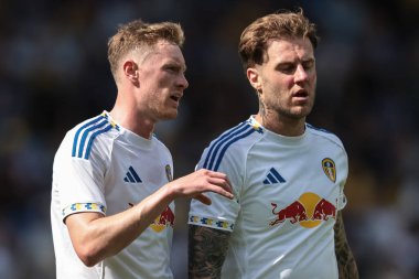 Leeds United 'dan Sean Longstaff, Leeds United' tan Joe Rodon ile Elland Road, Leeds, İngiltere 'de oynanan Leeds United-Villarreal maçında konuştu.