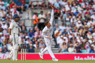 İngiltere 'den Jacob Bethell, 2 Ağustos 2025' te İngiltere 'nin Hindistan' a karşı oynadığı 5. Rothesay Test Maçı 'nda bovling oynuyor.