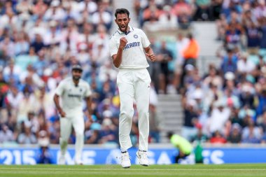 Hintli Prasidh Krishna, 5. Rothesay Test Maçı 'nda Ben Duckett' in görevden alınmasını kutluyor. 4. İngiltere Hindistan 'a karşı Kia Oval, Londra, İngiltere, 3 Ağustos 2025