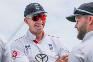 İngiltere 'den Zak Crawley, 2 Ağustos 2025' te Kia Oval, Londra, İngiltere 'ye karşı oynanan 5. Rothesay Test Maçı öncesinde tepki gösterdi.