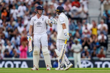 İngiltere 'den Joe Root, 5. Rothesay Test Maçı' nda yarım yüzyılı kutluyor. 4. İngiltere, Hindistan 'a karşı Kia Oval, Londra, İngiltere, 3 Ağustos 2025