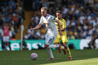 Leeds United takımından Sean Longstaff, Leeds United 'ın 2 Ağustos 202' de Elland Road, Leeds, İngiltere 'de oynadığı Leeds United-Villarreal maçında topa vuruyor.