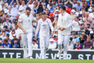 İngiltere 'den Ollie Pope, 5. Rothesay Test Maçı' nda Hindistan 'ın Hindistan' a karşı 3. Kia Oval, Londra, 2 Ağustos 2025 'te takım arkadaşlarıyla Hindistan' ı kutluyor.