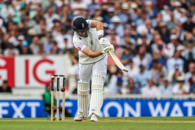 İngiltere 'den Jamie Overton, 1 Ağustos 2025' te Kia Oval, Londra, İngiltere 'de oynanan 5. Rothesay Test Maçı' nda Hintli Prasidh Krishna tarafından LBW 'ye yenildi.
