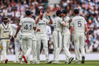 Hindistan 'dan Muhammed Siraj, 1 Ağustos 2025' te Londra, Kia Oval, İngiltere 'de oynanan 5. Rothesay Test Maçı' nda İngiliz Ollie Pope 'un kalesini kutluyor.