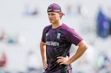 İngiltere 'den Jacob Bethell 5. Rothesay Deneme Maçı öncesinde ısınıyor. 4. İngiltere Hindistan' a karşı Kia Oval, Londra, İngiltere, 3 Ağustos 2025