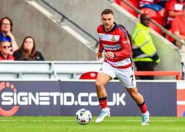Doncaster Rovers takımından Luke Molyneux, 2 Ağustos 2025 'te Eco-Power Stadyumu' nda oynanan Sky Bet 1 karşılaşmasında topla birlikte ilerliyor.