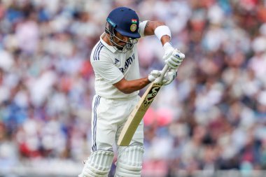 Hintli Dhruv Jurel, 5. Rothesay Test Maçı 'nda işten çıkarılmasının ardından üzgün görünüyor. 3. İngiltere Hindistan' a karşı Kia Oval, Londra, 2 Ağustos 202