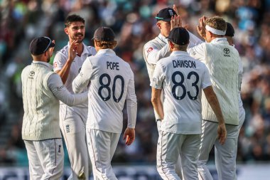 İngiltere 'den Joe Root, 1 Ağustos 2025' te Londra, Kia Oval 'de oynanan 5. Rothesay Test Maçı' nda Hintli KL Rahul 'un yakalanmasını kutluyor.