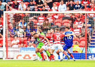 Doncaster Rovers takımından Matty Pearson, 2 Ağustos 2025 'te Eco-Power Stadyumu' nda oynanan Gök İddia Ligi 1 karşılaşmasında Doncaster Rovers 'a karşı Exeter City maçında topu açık farkla önde götürüyor.