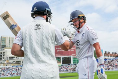 İngiltere 'den Ben Duckett ve Ollie Pope, 4. Rothesay Test Maçı öncesinde Hindistan' a karşı Kia Oval, Londra, 3 Ağustos 2025 'te sahaya çıktılar.