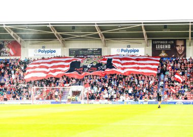 Doncaster Rovers taraftarları, Doncaster Rovers 'a karşı Exeter City maçında Doncaster Stadyumu, Doncaster, 2 Ağustos 2025