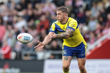 Warrington Wolves 'tan Sam Powell, Leigh Spor Köyü Leigh, İngiltere' de düzenlenen 20. Leigh Leopards - Warrington Wolves maçında topu indiriyor., 